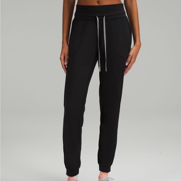Lululemon Throwback Base Runner High-rise Jogger in Black - Picture 3 of 11